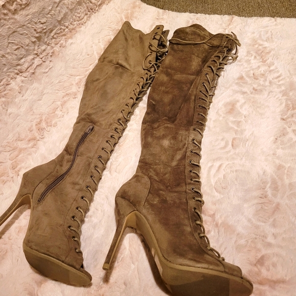 Charlotte Russe size 9 Taupe Suede - Picture 1 of 4